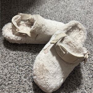 Men NIKE furry slippers. Worn a couple times. Like new. Size 11